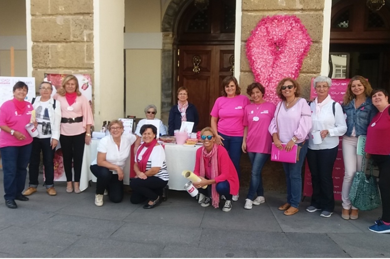 Celebración del día del cáncer de mama por AGAMAMA 