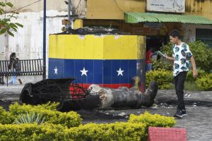 Estatuas de Chavez tiradas y quemadas. Elecciones Venezuela 2024.